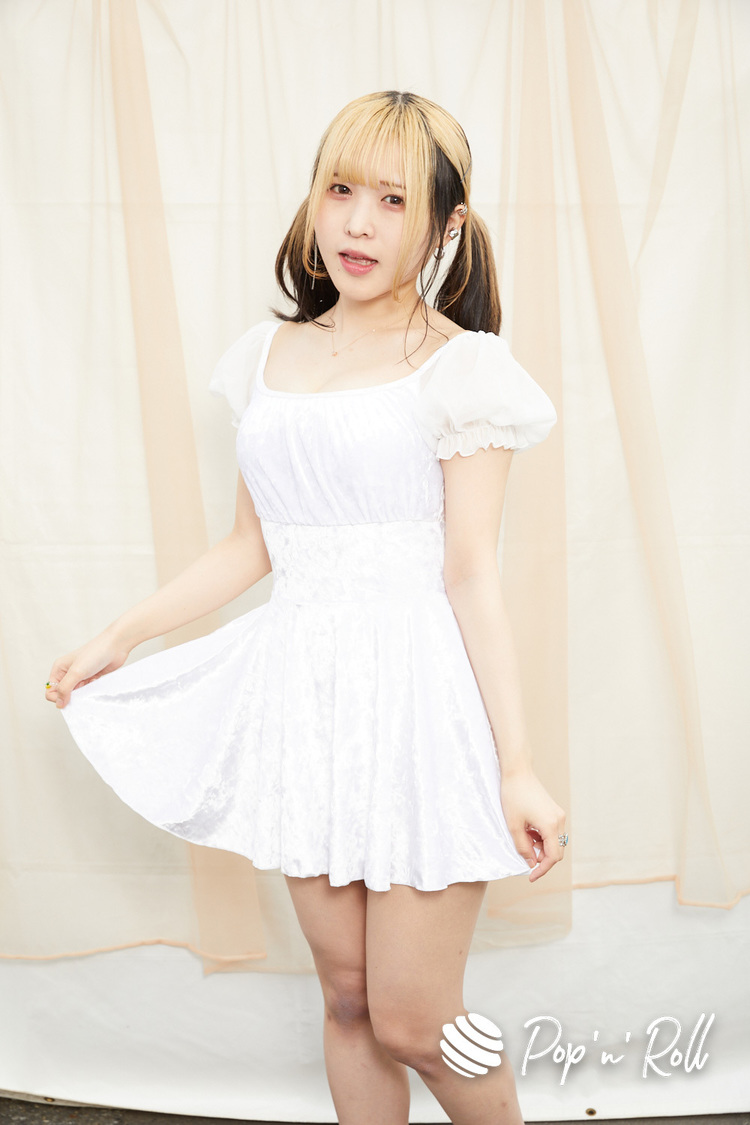 綾鳥ねこ（Caress Van End）