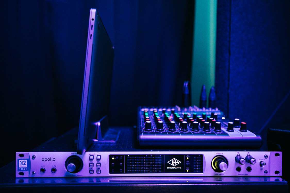 オーディオインターフェースは、Universal Audio Apollo FireWire。