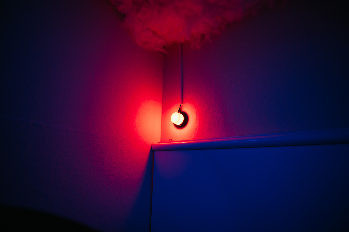 録音中は、レコーディングブース内のランプが赤になる。