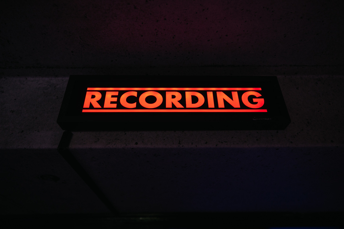 レコーディングブースの外に設置された“RECORDING”ランプ。