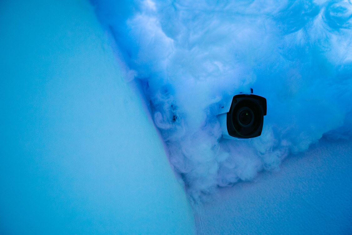 レコーディングブース入り口の上部にはカメラが設置され、コントールルームから様子を確認することができる。