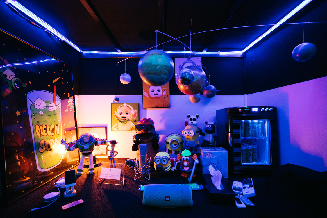 インテリアスペース。フィギュアとともに、NEUMAN NU 87 Aiも置かれていた。