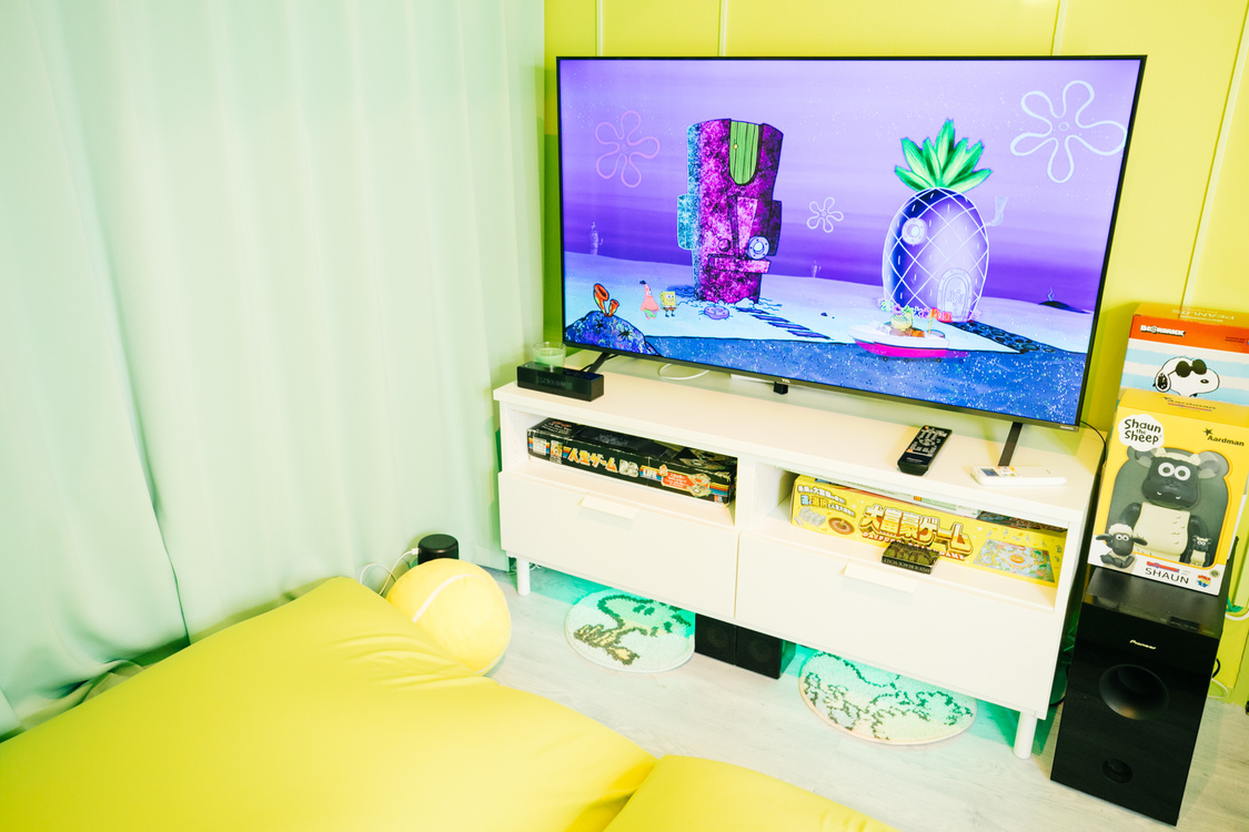 Yogiboのソファーの前に設置されたテレビ。