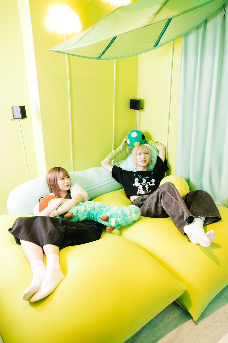 くつろいでいる福田みゆと滝沢ひなの。
