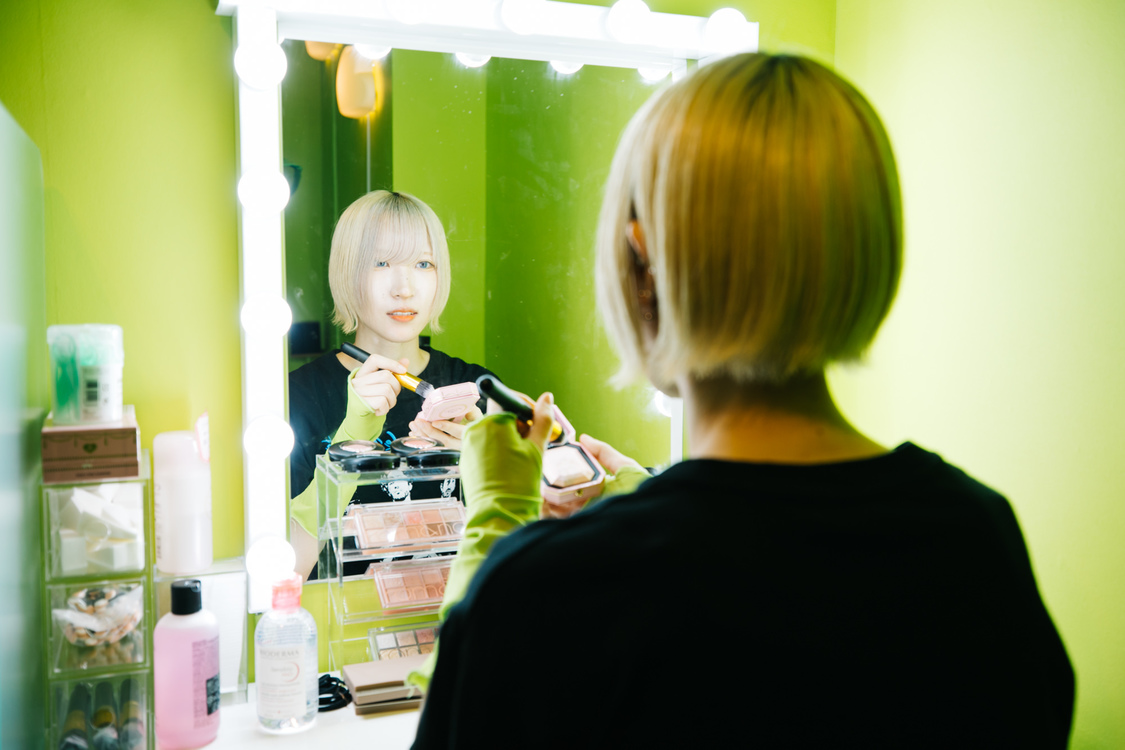 メイクモデルの滝沢ひなの（鏡越し）。