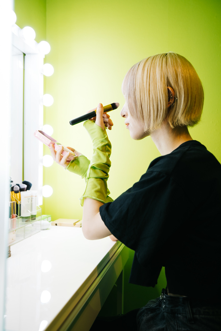 メイクモデルの滝沢ひなの（横顔）。