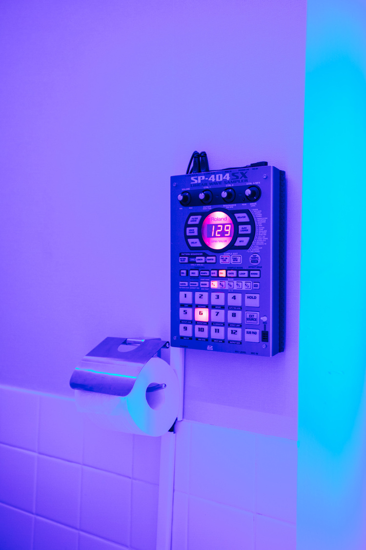 J-POPのヒット曲などを収録したRolandのSP-404SX（サンプラー）を設置。