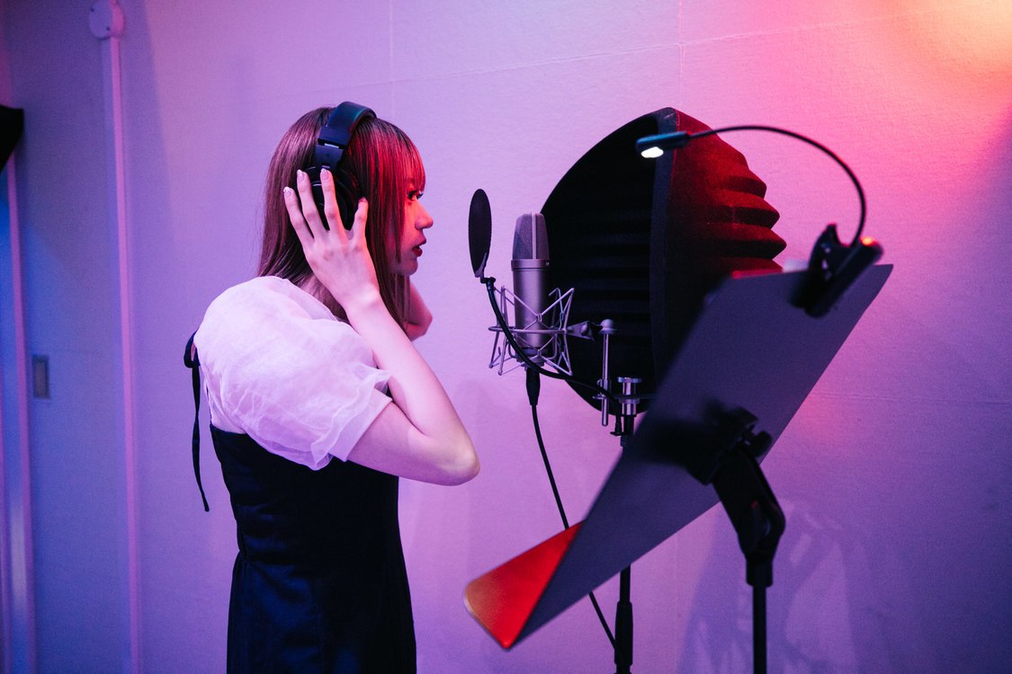 レコーディング中の福田みゆ。