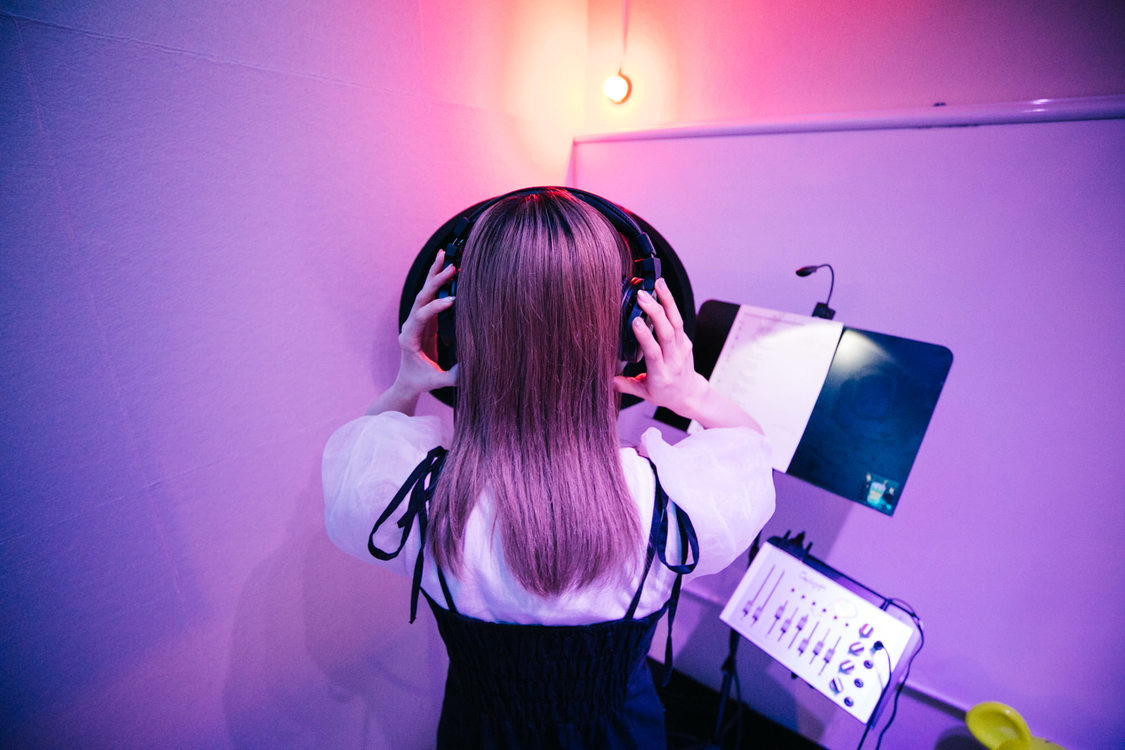 レコーディング中の福田みゆ。