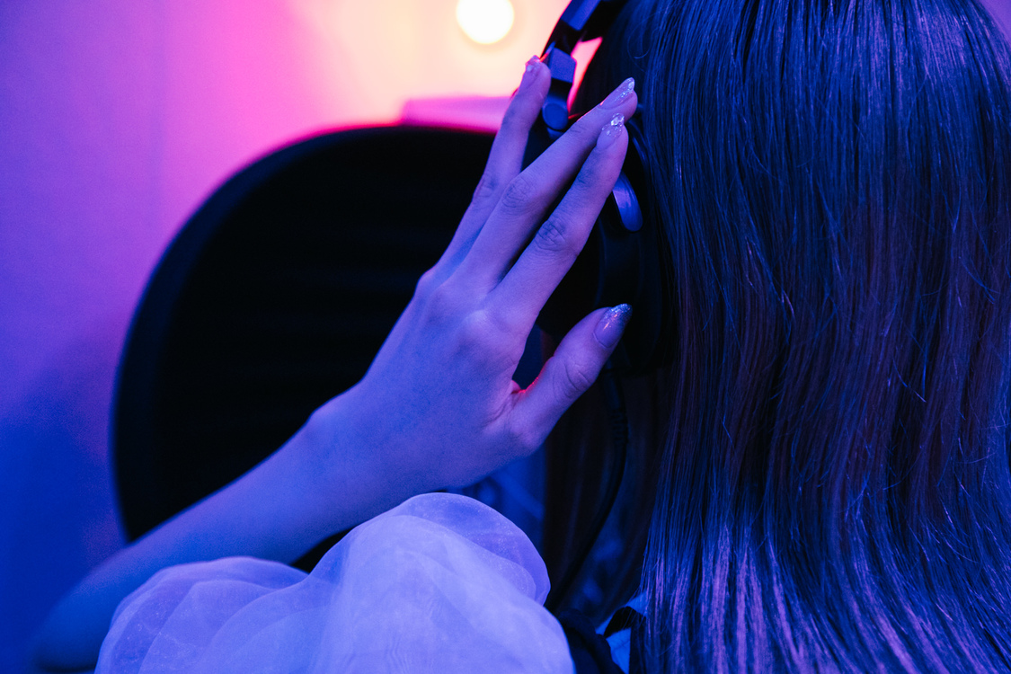 レコーディング中の福田みゆ。