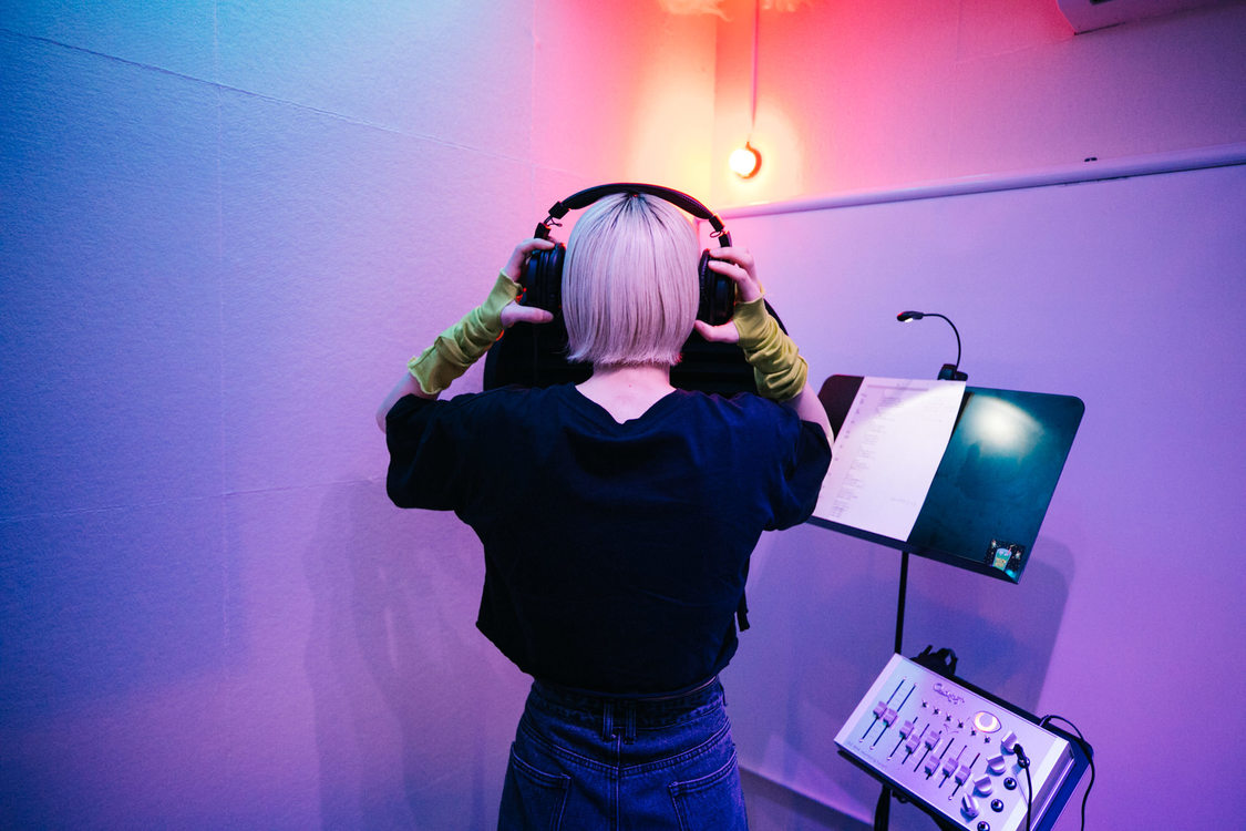 レコーディング中の滝沢ひなの。