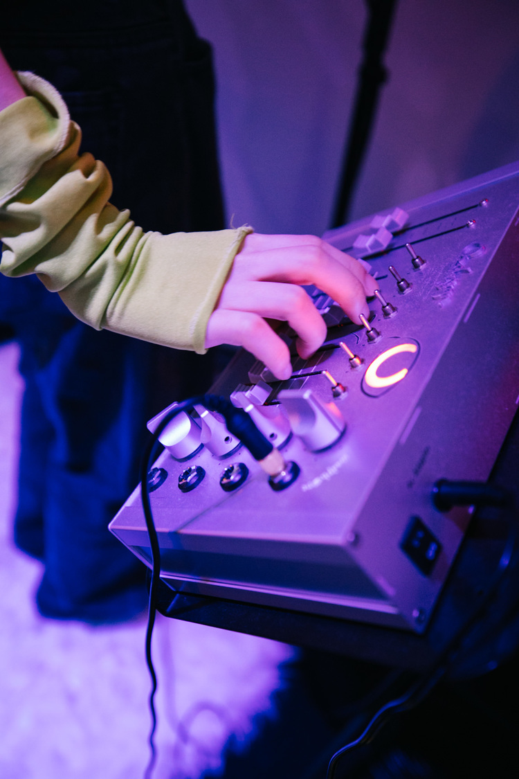 レコーディング中の滝沢ひなの。