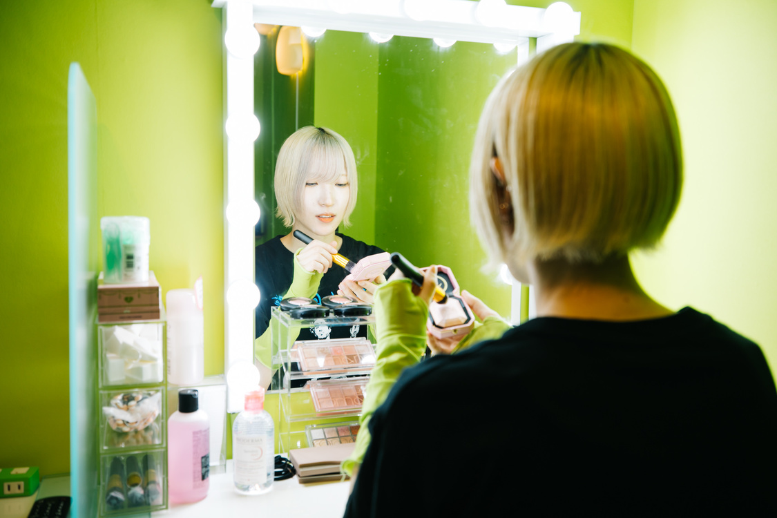 メイク中の滝沢ひなの