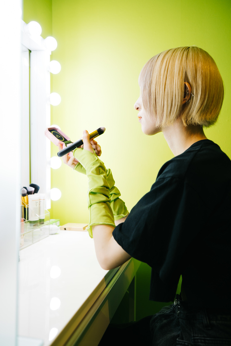 メイク中の滝沢ひなの