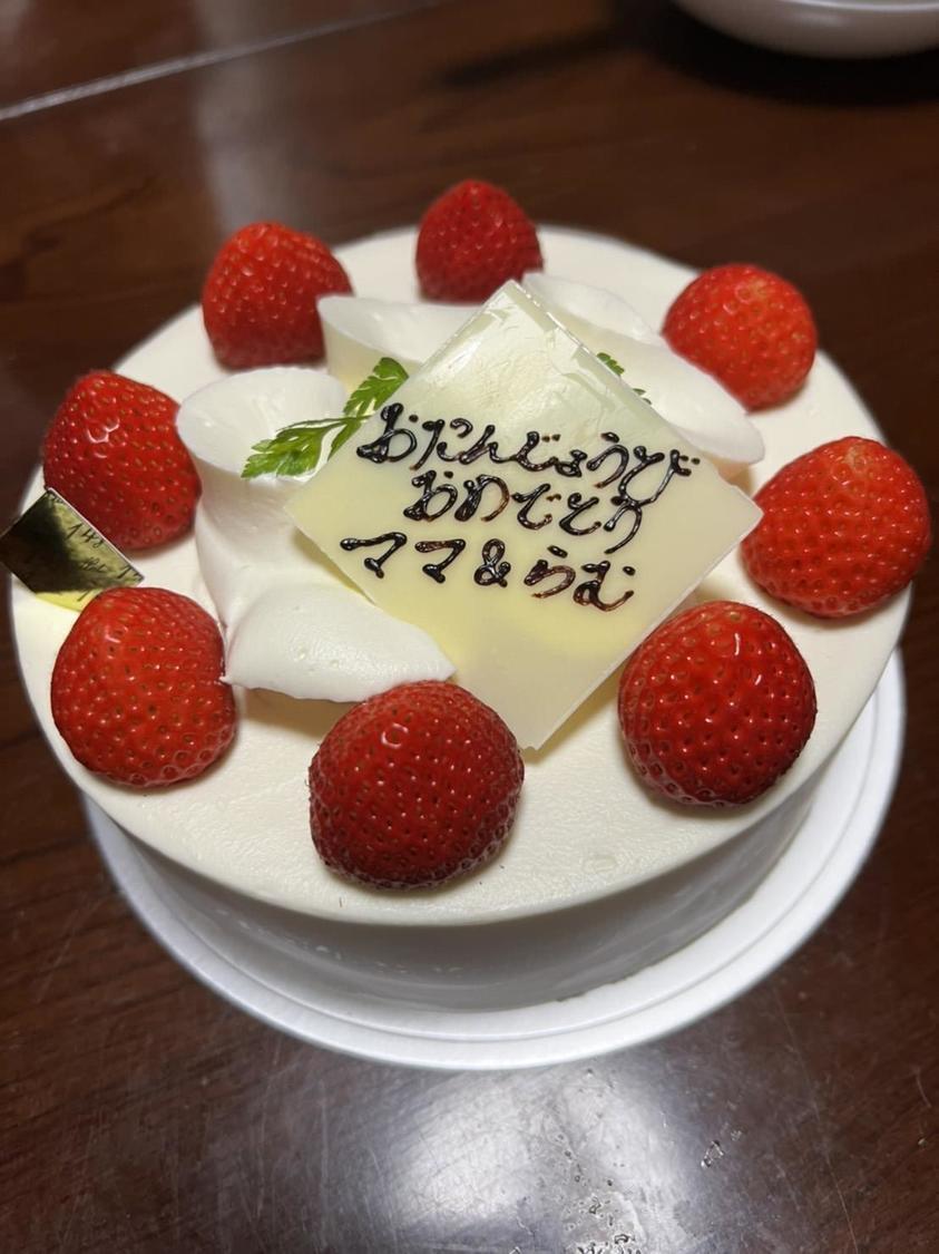 ちょっと遅めの誕生日ケーキを食べました！　やっぱりこういうケーキが1番美味しい。