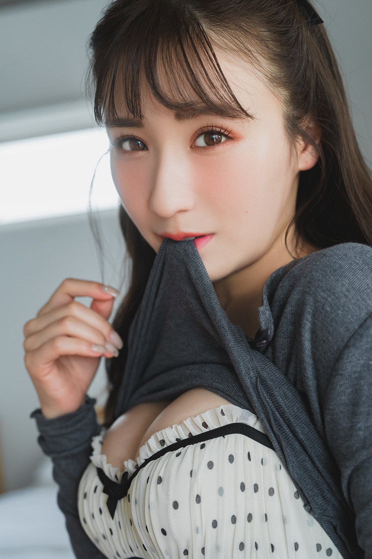 『伊藤愛真 1st写真集 soleil－ソレイユ－』先行カット第2弾（ⒸKADOKAWA／ⒸTWIN PLANET／撮影：MAKINO SHOTA）