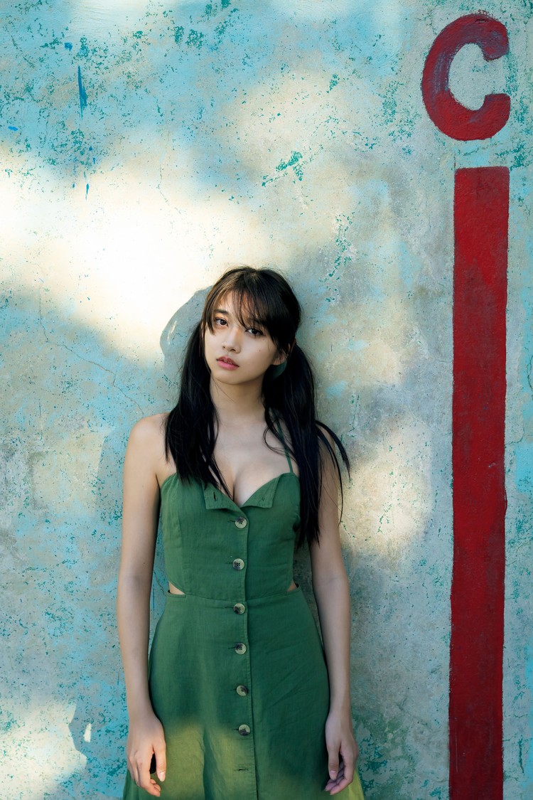 『牧野真莉愛全集 2018-2022』掲載カット 18歳