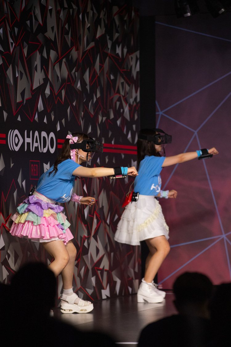 対戦中の吉澤悠華と小田垣有咲（チームA）