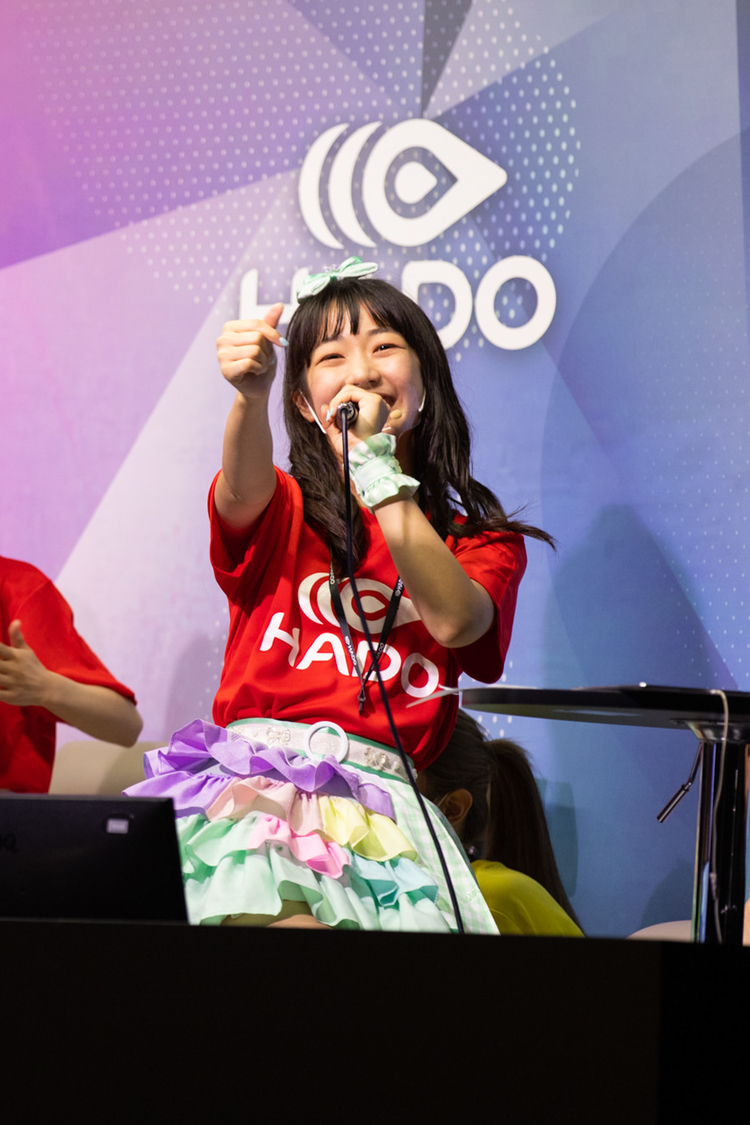 罰ゲームとして、“先輩”に向けて愛の告白を言っている山本花奈