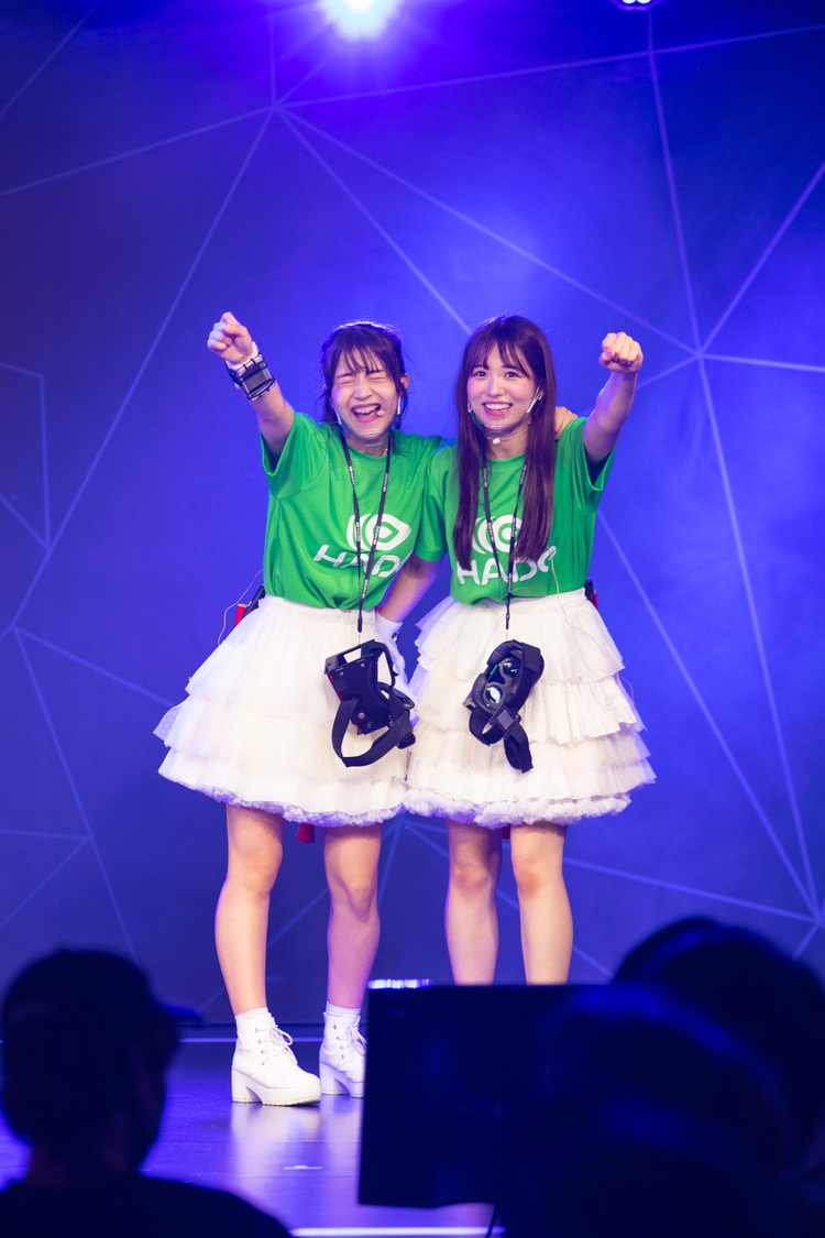 優勝を決めた黒嵜菜々子と浅原凜