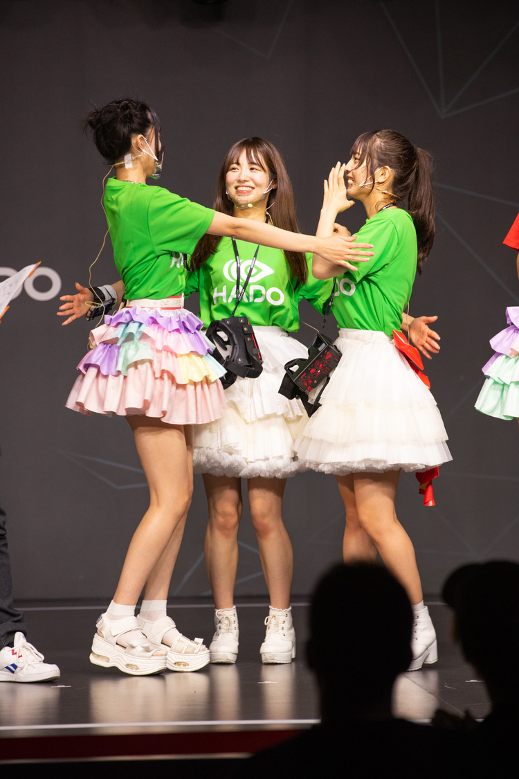 勝利を分かち合う益田珠希、浅原凜、黒嵜菜々子