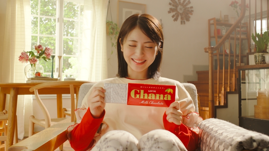 ロッテ ガーナミルクチョコレート 新TV-CM「アガる口どけ」篇より場面写真＆撮影現場写真