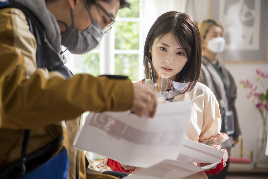 ロッテ ガーナミルクチョコレート 新TV-CM「アガる口どけ」篇より場面写真＆撮影現場写真