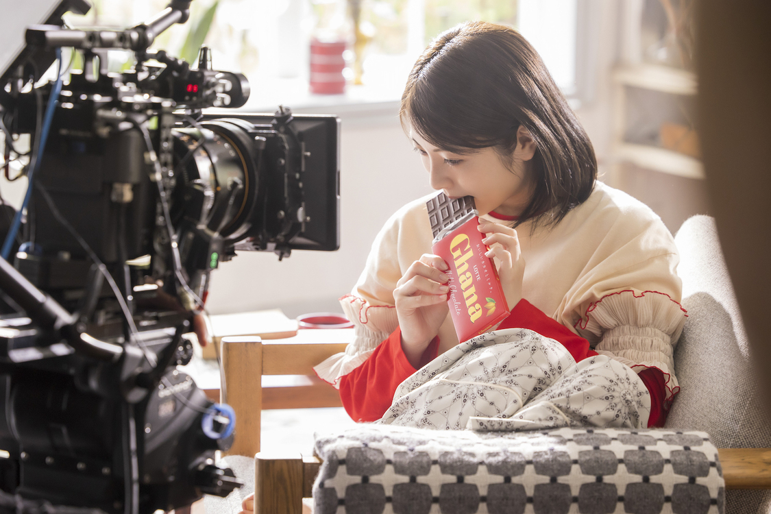 ロッテ ガーナミルクチョコレート 新TV-CM「アガる口どけ」篇より場面写真＆撮影現場写真