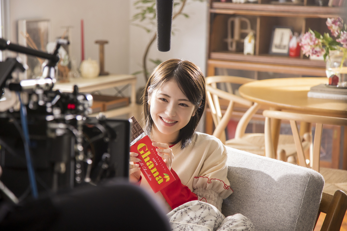 ロッテ ガーナミルクチョコレート 新TV-CM「アガる口どけ」篇より場面写真＆撮影現場写真