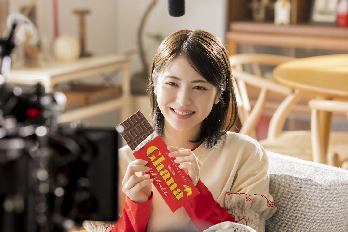 ロッテ ガーナミルクチョコレート 新TV-CM「アガる口どけ」篇より場面写真＆撮影現場写真