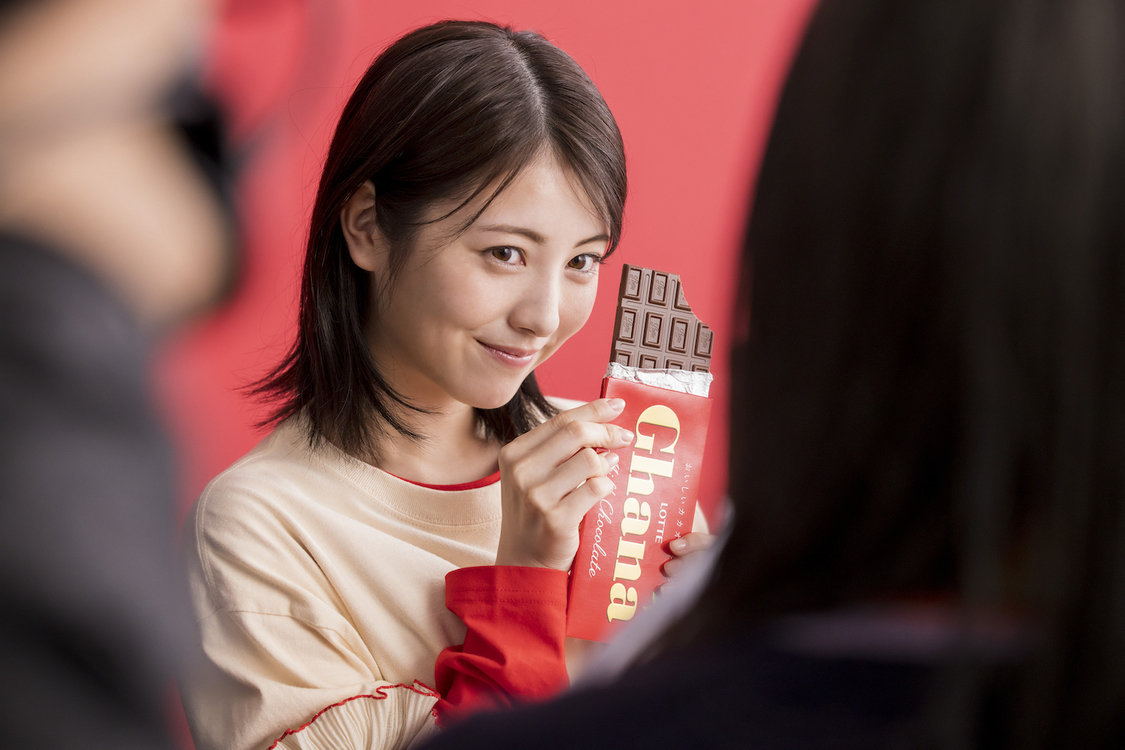 ロッテ ガーナミルクチョコレート 新TV-CM「アガる口どけ」篇より場面写真＆撮影現場写真