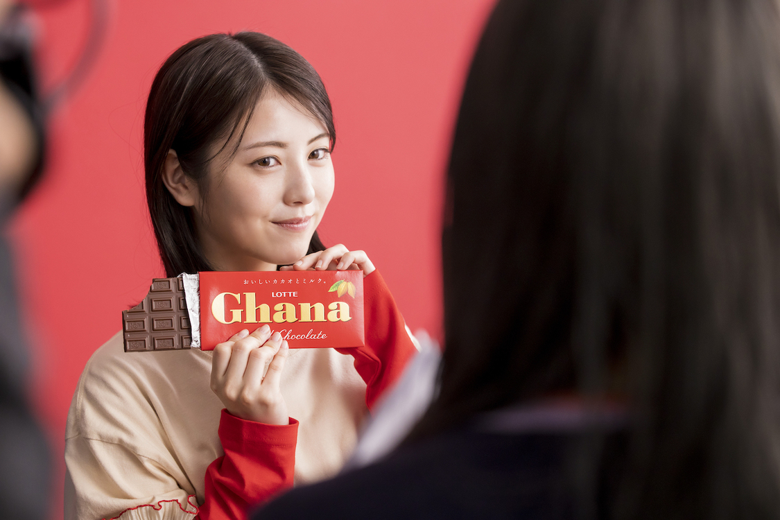 ロッテ ガーナミルクチョコレート 新TV-CM「アガる口どけ」篇より場面写真＆撮影現場写真