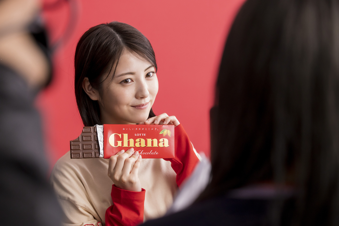 ロッテ ガーナミルクチョコレート 新TV-CM「アガる口どけ」篇より場面写真＆撮影現場写真