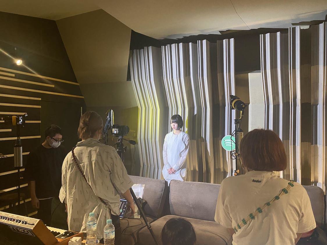 📸 画像:あの『三時のあの月が好き』オフショット|あの、Spotifyにて謎が隠された音声ドラマ形式の新感覚ポッドキャスト配信スタート!