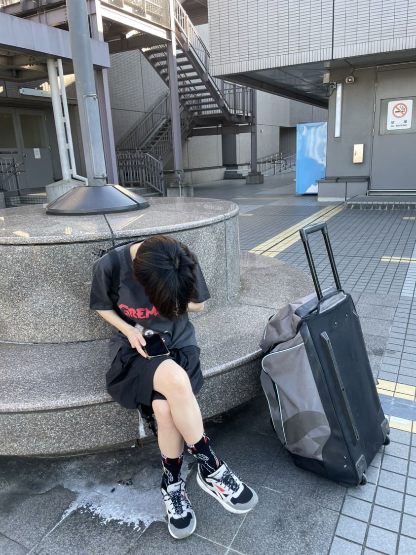 オフをいただき、沖縄にダイビングしに行ってきました！　この写真は初日に飛行機が欠航になり12時間成田空港で過ごしている私です。