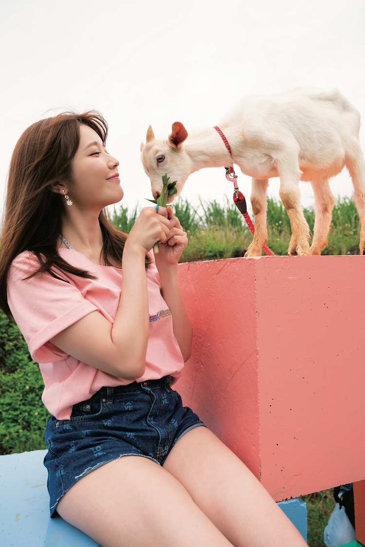 書面使用カット（（徳間書店）／ 撮影：野澤亘伸）