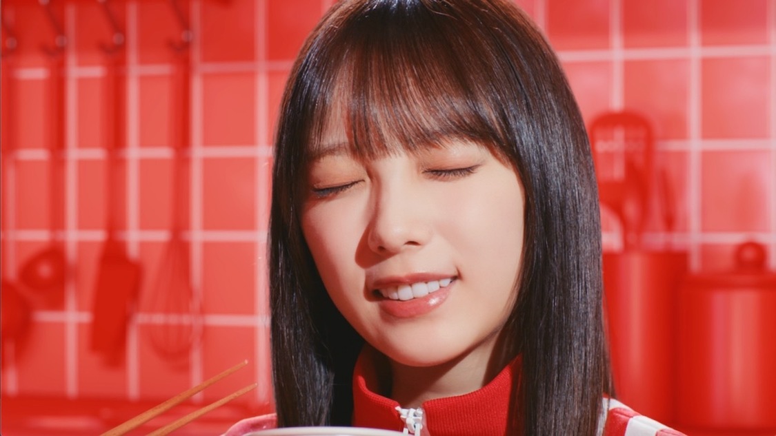 カップスター新TV-CM「ニュニュダンス篇」（©乃木坂46LLC）