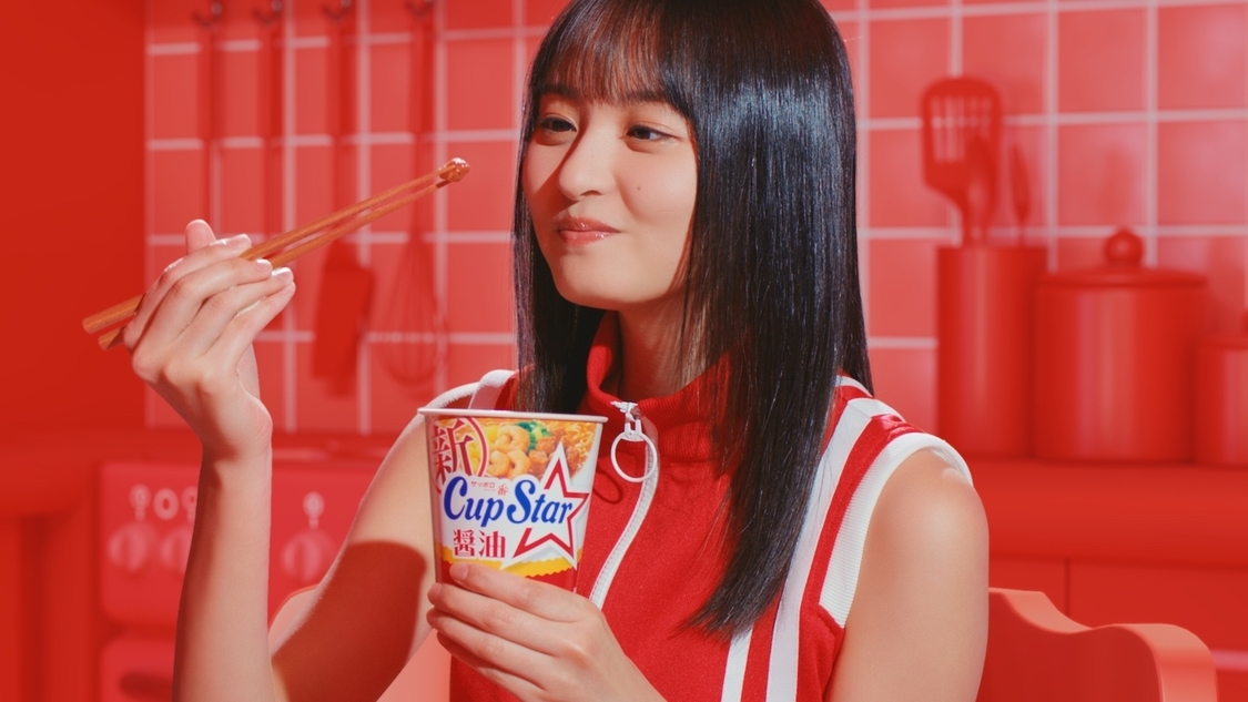 カップスター新TV-CM「ニュニュダンス篇」（©乃木坂46LLC）