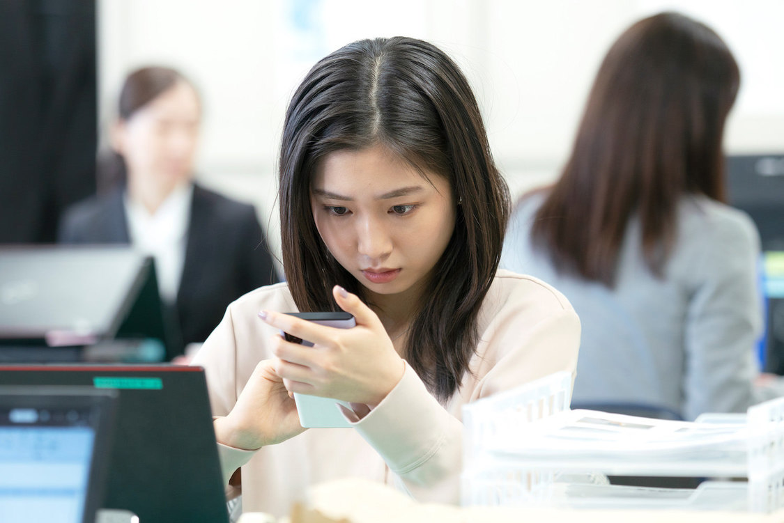 果南（小野莉奈）（©2022「左様なら今晩は」製作委員会）