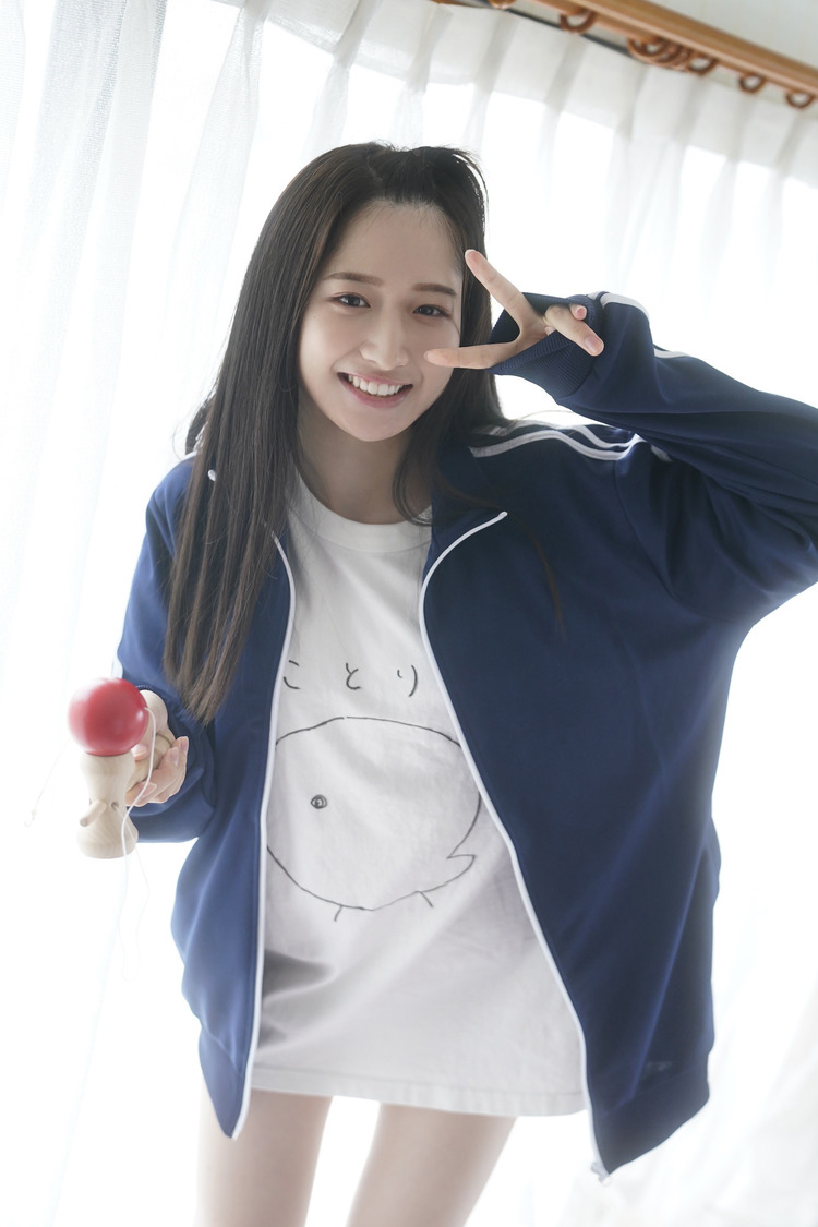 貝賀琴莉（#よーよーよー）『ヤングガンガン』アザーカット（(C)佐藤佑一／スクウェア・エニックス　スタイリスト／野田陽子（ミタケイショウ））