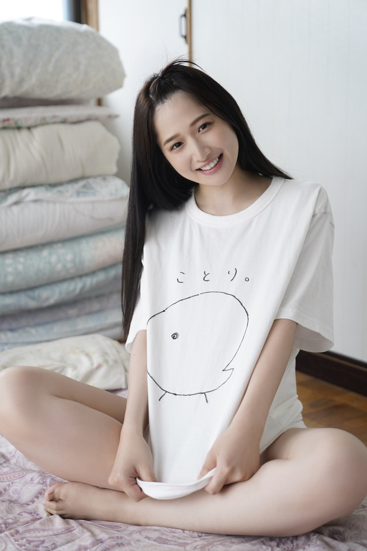 貝賀琴莉（#よーよーよー）『ヤングガンガン』アザーカット（(C)佐藤佑一／スクウェア・エニックス　スタイリスト／野田陽子（ミタケイショウ））