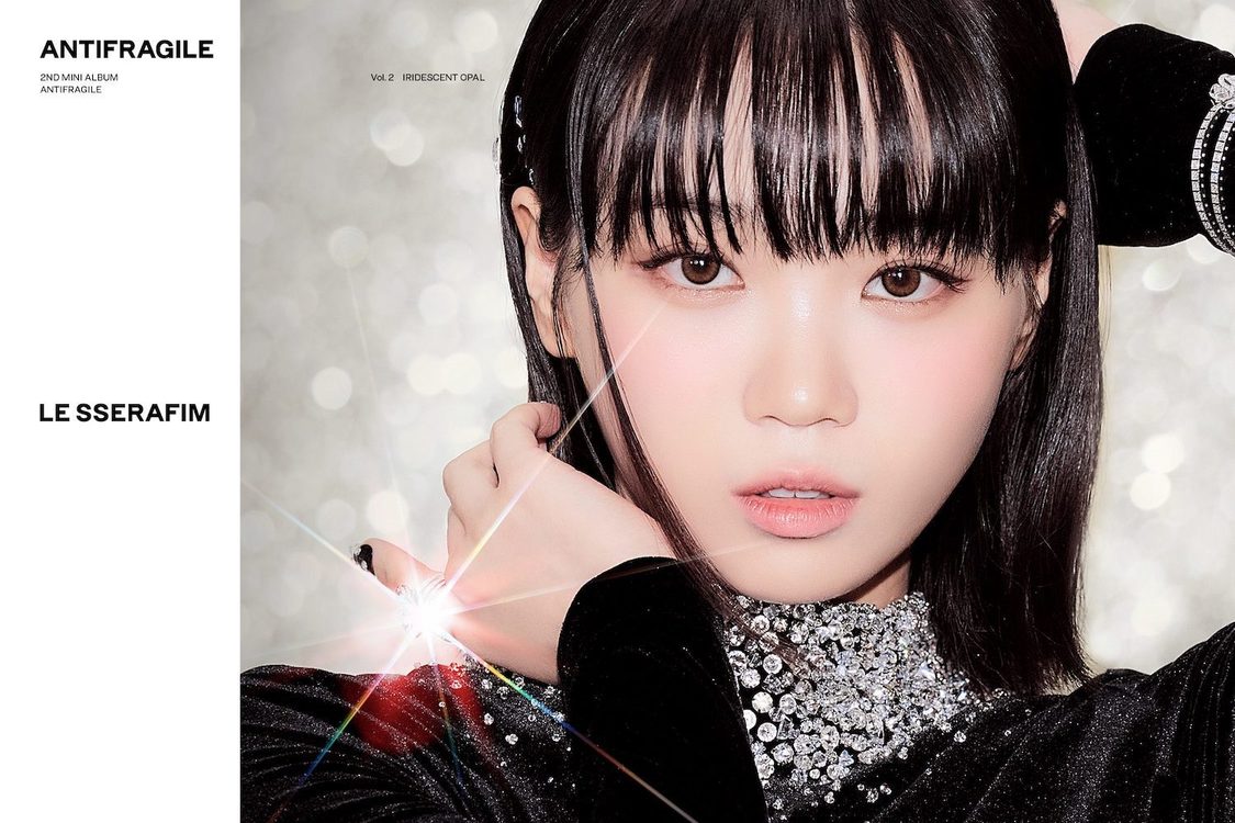 2ndミニアルバム『ANTIFRAGILE』コンセプト写真「IRIDESCENT OPAL」Ver.（(P)&(C) SOURCE MUSIC）