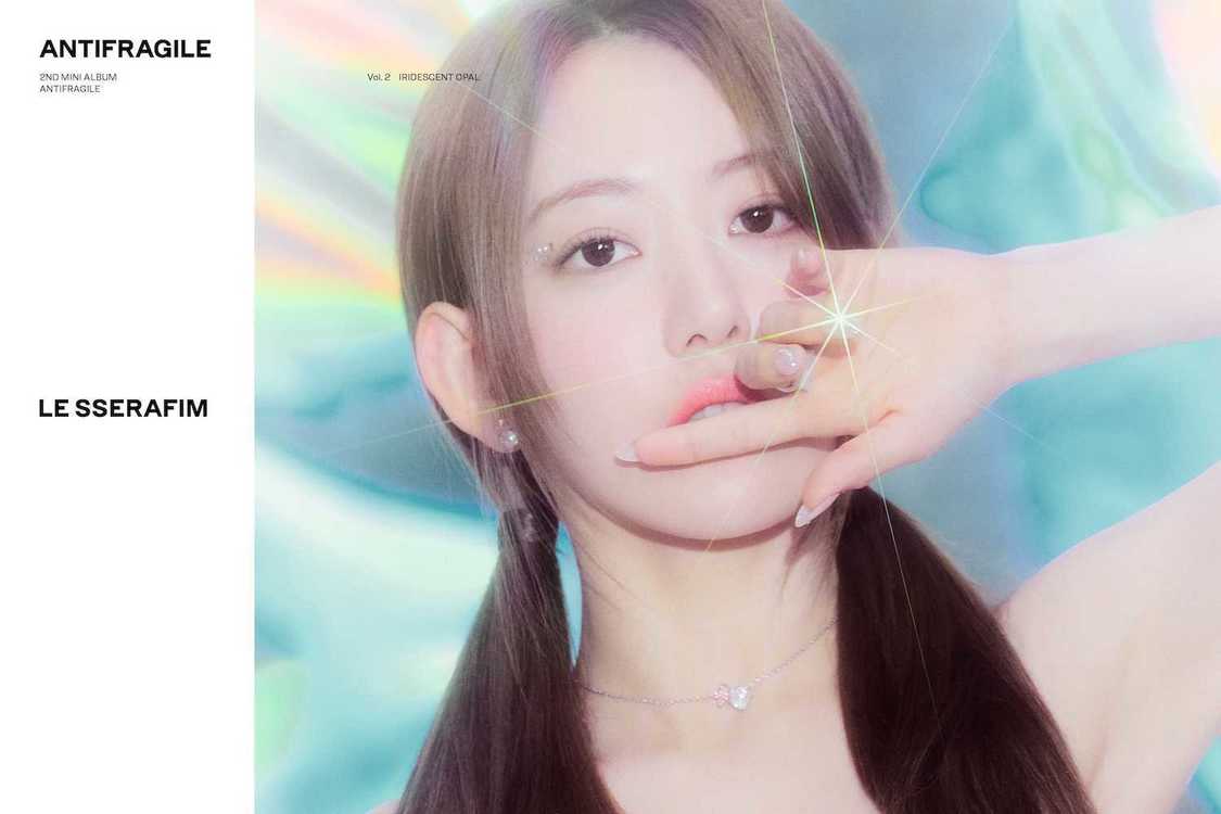 2ndミニアルバム『ANTIFRAGILE』コンセプト写真「IRIDESCENT OPAL」Ver.（(P)&(C) SOURCE MUSIC）