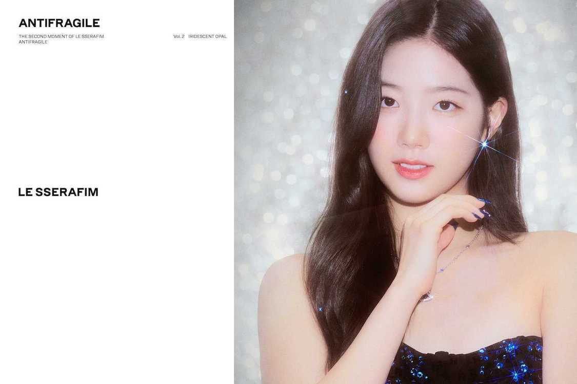 2ndミニアルバム『ANTIFRAGILE』コンセプト写真「IRIDESCENT OPAL」Ver.（(P)&(C) SOURCE MUSIC）