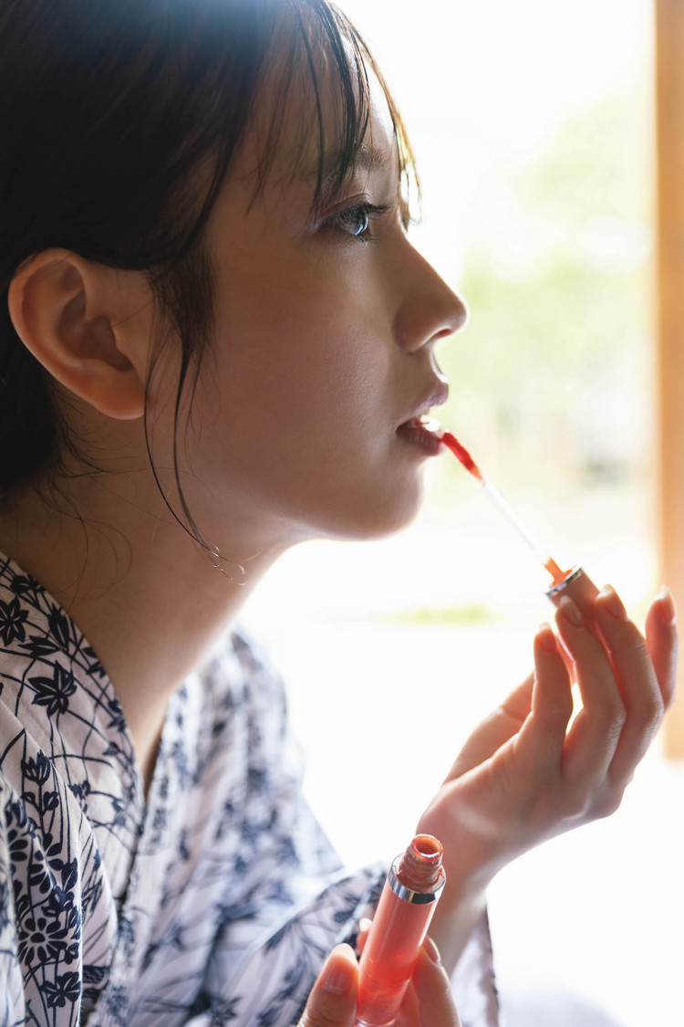 小湊よつ葉写真集『芽吹き』（(C)西條彰仁／講談社）