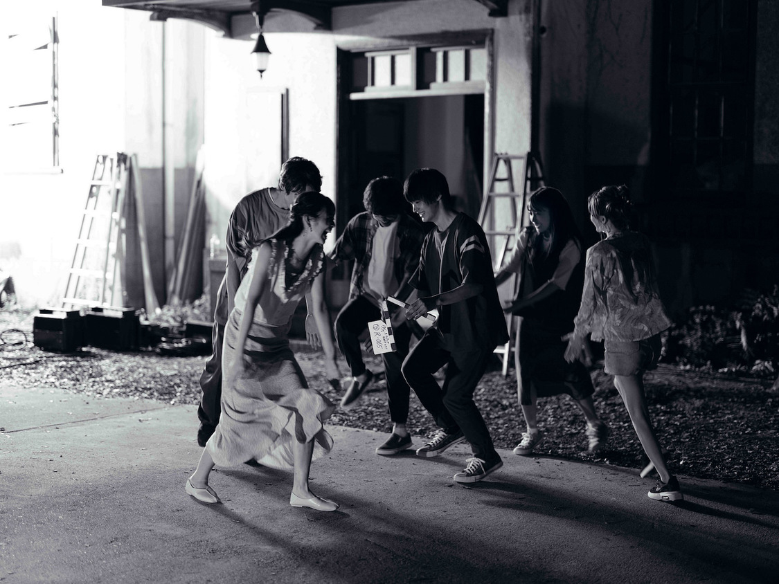 映画『カラダ探し』オフショット（©2022『カラダ探し』製作委員会）