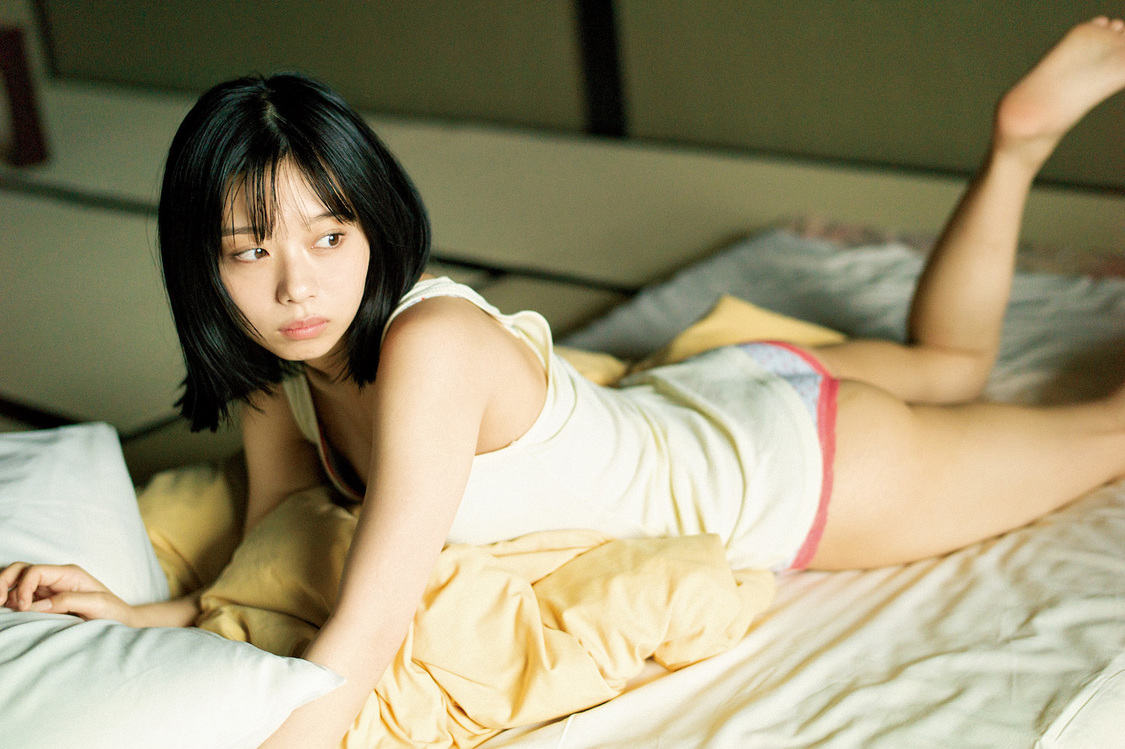  峰島こまき1st写真集『ふるさと』アザーカット（撮影：細居幸次郎、ヘアメイク：夢月、スタイリング：八杉直美）