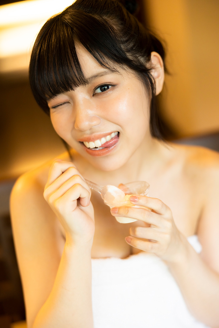 『STU48 岩田陽菜1st写真集 選べないクレヨン』先行カット第1弾（©KADOKAWA ©STU 撮影：TANAKA TOMOHISA）