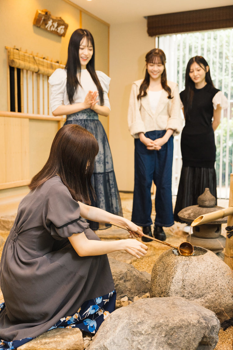 手水を行なう26時のマスカレイドのメンバー