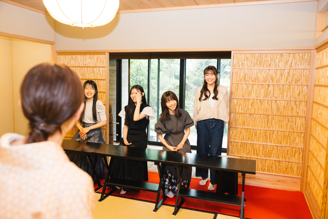 茶室に入室するメンバー